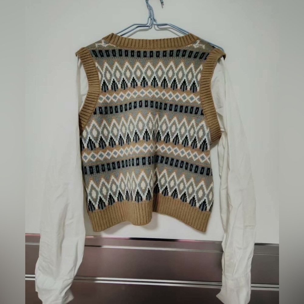 Geometric Patterned Knit Vest - Picture 2 of 2
